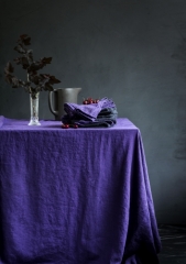 Tischdecken, Servietten und Tischläufer von Lovely Linen in aubergine