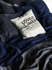 Bettdecken in blau und hochwertige Bettwäsche in midnight blue von Lovely Linen