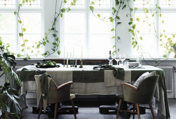 Festliche Tischdekoration mit hochwertigen Tischdecken in jeep-green und light grey.