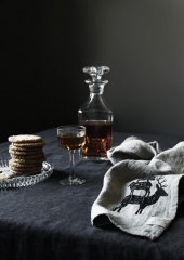 Tischdecken aus Leinen und Servietten aus Stoff mit Druck