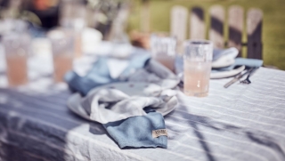 Lovely Linen Frische Tischdekoration aus Leinen mit Streifen und uni