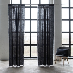 Vorhänge und Gardinen von LineMe in Charcoal Terra Fringe vor dem Fenster