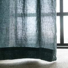Vorhänge und Gardinen von LineMe in Stone blue, Detail Bodenkante